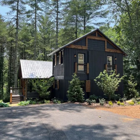 Relaxing Bright Mountain Getaway w/ Hot tub - Newly Renovated Cashiers Area Home