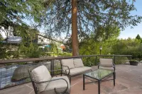 Creekside Luxury Retreat • 8Br • Walk to Shops, Dining & Shuttle • Sleeps 22