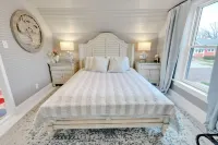 Adorable Little Yellow House, Prime Location! Downtown Pella, IA Hotels in Pella