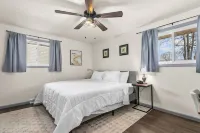 Green Bay Getaway - 4 minute walk to Lambeau and Resch Center 그린베이 호텔