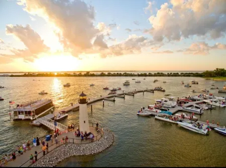 Cozy lake front property with a nice water view & minutes to the harbor resort.