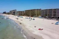 Fantastic Beachfront Condo, Perfect Location, Large 3 Bedroom, 2 Bath Sleeps 8