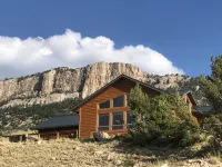 Experience the Magic of Wapiti Valley in Luxury. Stunning Views-East Yellowstone - 4-Star