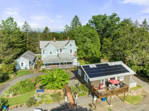 Pet-Friendly Mountain View Cottage - Large deck & views of Blue Ridge Mtns. Hotels in Weaverville