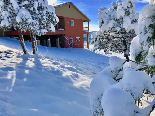 700ft  Downstairs  Living Quarters.Full Equipped Kitchen  1Bedroom and Bathroom