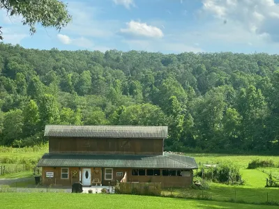 3 Minutes to Downtown Blue Ridge. Fully updated barn Studio. Hotels near Taste of Amish