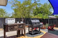 Downtown Georgetown Retreat for the family or entertaining. Pet-Friendly!