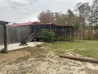 One bedroom with lake view. South Toledo Bend State Park附近的飯店