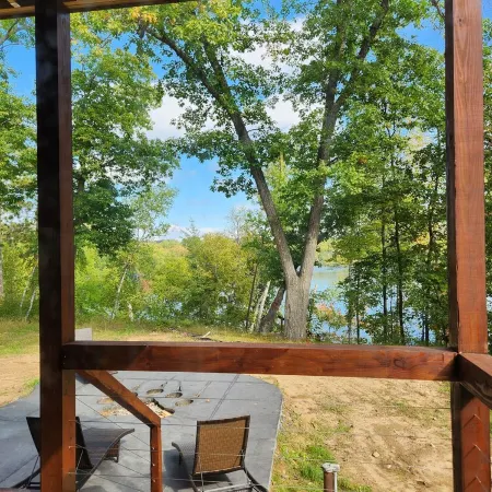 Bear Paw Cabin on the lake, with private water access, quiet getaway sleeps 10