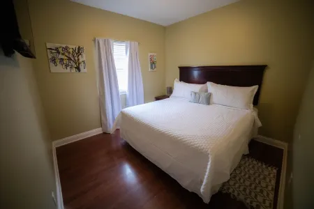 5 miles to Bourbon St Historic Neighborhood of Old Arabi. Family friendly!