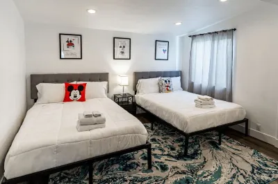 Fun Family 4-bedroom Home Near Disneyland Hotels near Terry Park