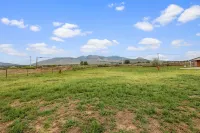 Country Home with Mountain Views, 4 Bedrooms, A/C, Allows Pets!