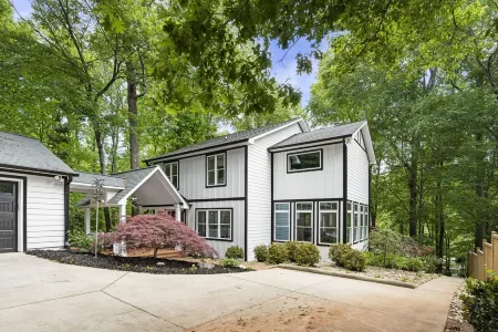 Shady Shoals - Lakefront; Quiet Cove; Huge Dock; Pool Table; Walk to State park