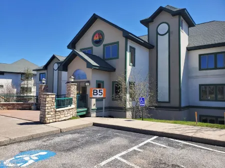 Lakefront Condo: Pool, Hot Tub, Sauna, Fireplaces, Deck