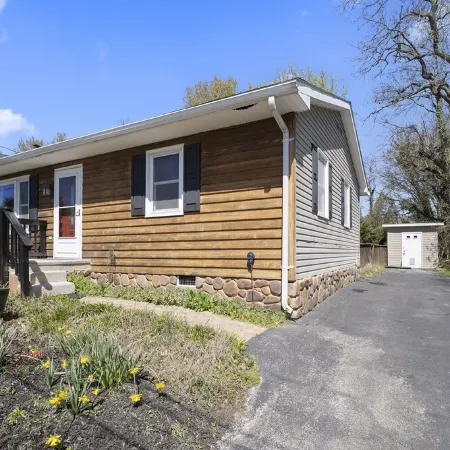 A Private Home in Historic Bolivar with a Hot Tub and Yard.  Pet Friendly!