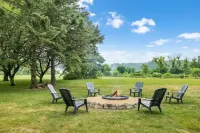Lake views and minutes from Lawsonia Golf Course and downtown Green Lake.