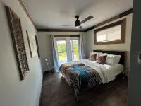 Unique Waterfront Nature Cabin Hot Tub Sauna 3 mi from Hocking Hills St Pk Hotels in Swan Township