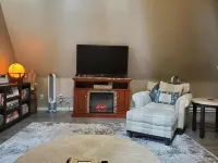 King Bed I Wood Burning Fireplace I Parking I Washer/Dryer I Jacuzzi Tub