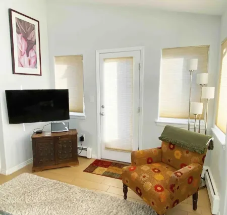 Rocky Mountain Retreat!  King bed, soaker tub, walk to bus stop/transfer station Отели рядом с достопримечательностью «Walmart»