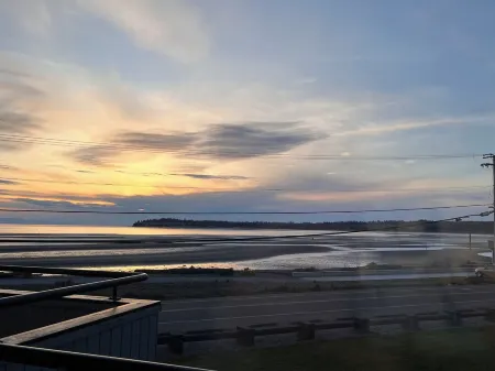 Birch Bay Beach Condo-Beautiful views with 2 patios! Отели рядом с достопримечательностью «Парк штата Берч Бэй»