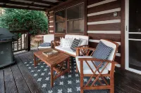 NEW Stylish Log Cabin w/Hot Tub, Views, Firepit in the Nantahala Forest!