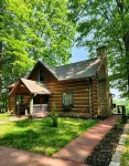 Taurina Cabin-Nestled in nature and tranquility.New updated indoor hot tub.