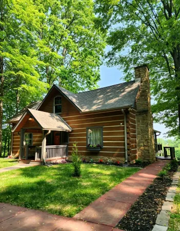Taurina Cabin-Nestled in nature and tranquility.New updated indoor hot tub.