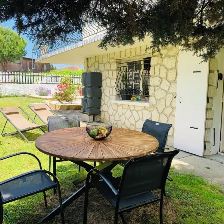 Ground Floor Flat with Garden -  Furnished Holiday Home- All Comforts - Wifi