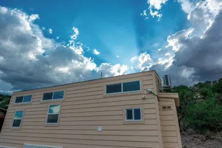 Stargazer Loft, Hot Tub, Pool, King Bed, Views, and Easy Access to Sedona! Отели рядом с достопримечательностью «Хорсин Араунд Адвенчерс Седона»