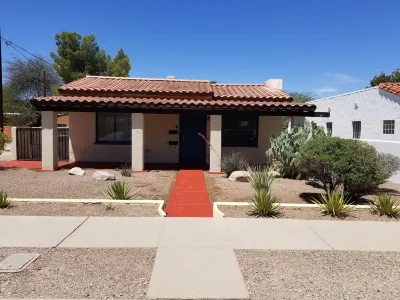 1B/b: Casita C-Downtown-UofA-Restaurants-Cafes-Bars-Museums-Washer/Dryer-Parking Hotels in 