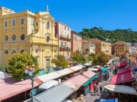 Two-bedroom apartment in the heights of Nice: Small chalet with private garden.