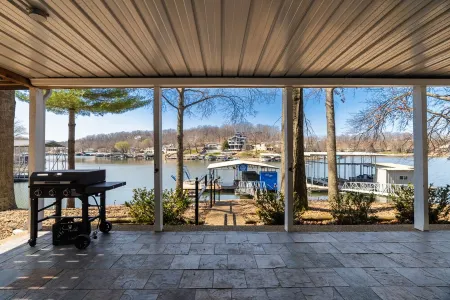 Sunset Hollow - Lakefront MM22 near dining/attractions - bring the whole family!