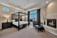 Spectacular Views on Greg Norman/PGA West and Play the Course Your Staying on. Hotels in La Quinta