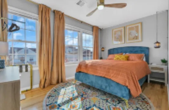 Walk To Beach, Parking for 3 cars, Towels + Linens Included, 4 beach badges
