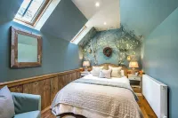 The Birdhouse - a luxurious cottage with log burner in the Highlands Hotels in Strathcarron