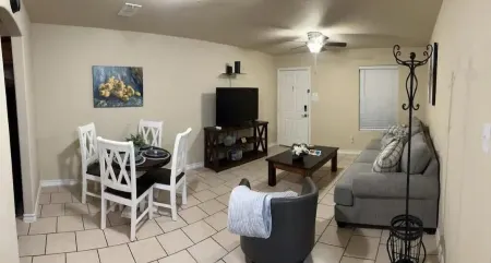 Patsy's Get Away Отели в г. Ларедо