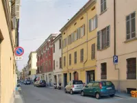 Center, wi-fi, air-conditioned, utilities room and bathroom linen cleaning included.