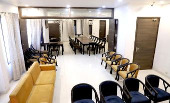 Hotel Hollywood Heights Near Railway Station