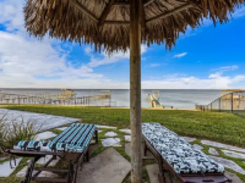 Paradise HomeSpacious 5-Bedroom House Sleeping 14,Heated Pool in Lovely Bacliff Hotels in Bacliff