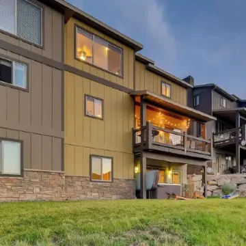 Minutes to the Slopes• Ski All Day • Hot Tub All Night • Snowy Mountain View’s