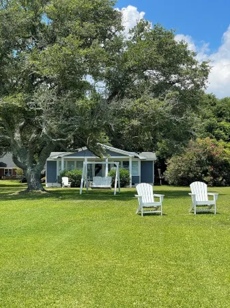 Charming 2-bedroom cottage in Sneads Ferry with WiFi and AC