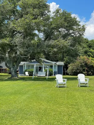 Charming 2-bedroom cottage in Sneads Ferry with WiFi and AC