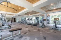 RiverWalk Top Floor City View Apt w/ King Bed, Infinity Pool, Gym & Free Parking