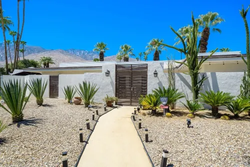FABULOUS 5 BR/6BA ALL ENSUITE, GAMEROOM, MURAL, ART,SALTWATER POOL SPA, LOCATION