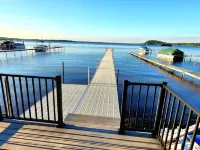 Lakefront, Dock, Near Restaurants, Track & Downtown Saratoga Springs! Hotels in Malta