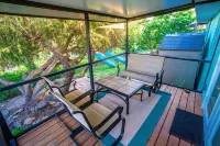 Luxury Palm Tree Two / 3 King Beds, Put Put Golf, Heated Pool, 7 Person Hot Tub