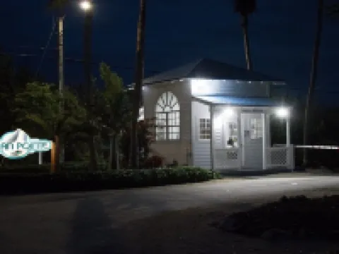 Oceanfront Key Largo Paradise~Private Beach~Pool~Tennis~Marina~Cafe/Bar โรงแรมในTavernier