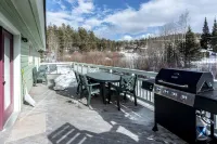 Spacious 6Br Mountain Getaway!  on Shuttle Route, Hot Tub, Game Room, Sleeps 16+