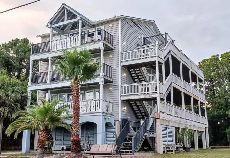 Its Still Beach Weather in Florida! Отели рядом с достопримечательностью «Парк Сифуд Ландинг»