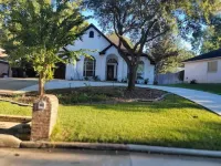 Charming 4-bedroom house in the gated lake community, April Sound!